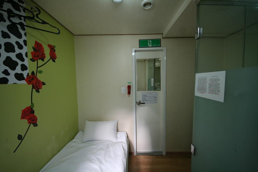 Guesthouse Myeongdong Сеул Номер фото