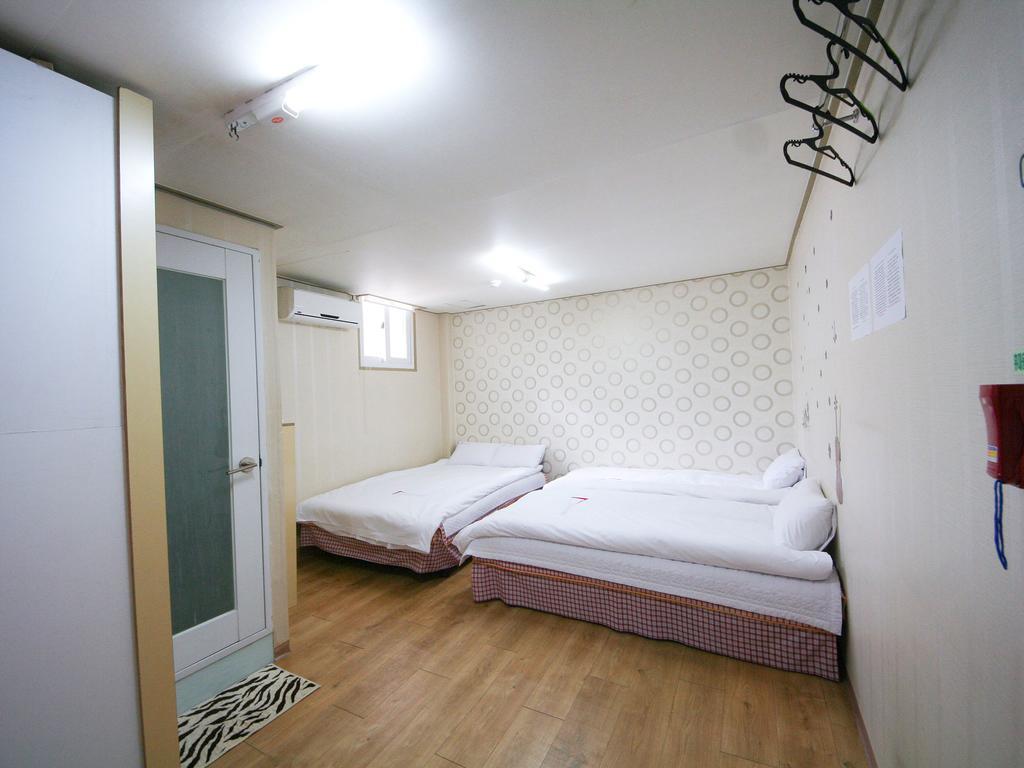 Guesthouse Myeongdong Сеул Номер фото
