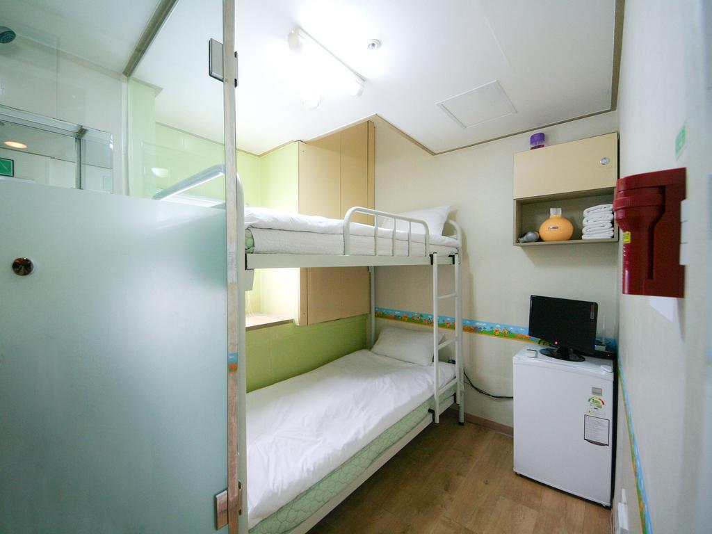 Guesthouse Myeongdong Сеул Номер фото